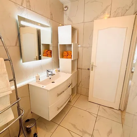 Marina Baie Des Anges - - Apartamento *